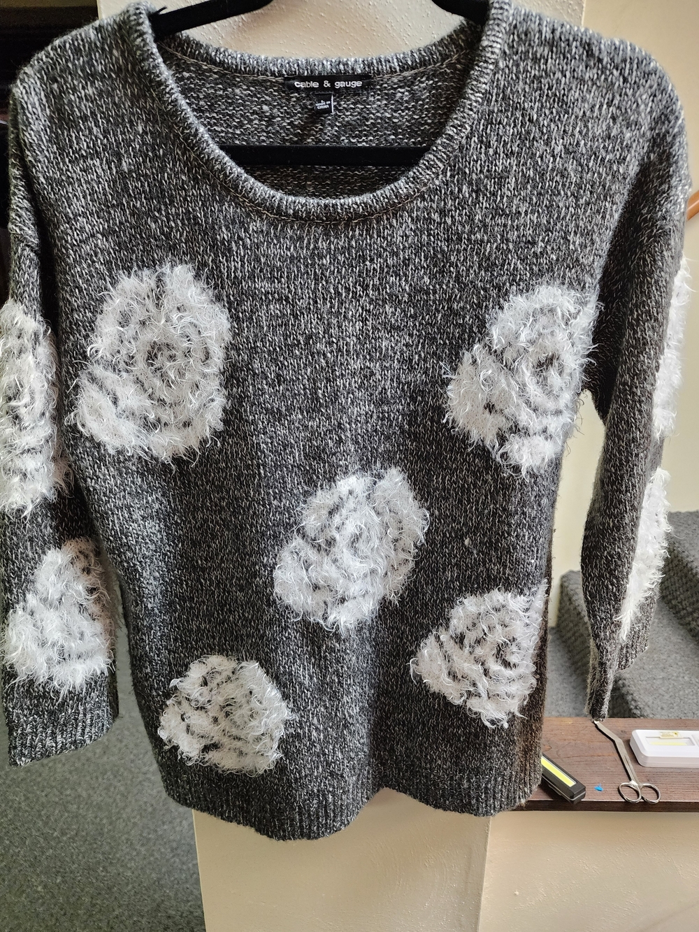 Cable & Gauge Sz L Gray Floral Accent Pullover Sweater